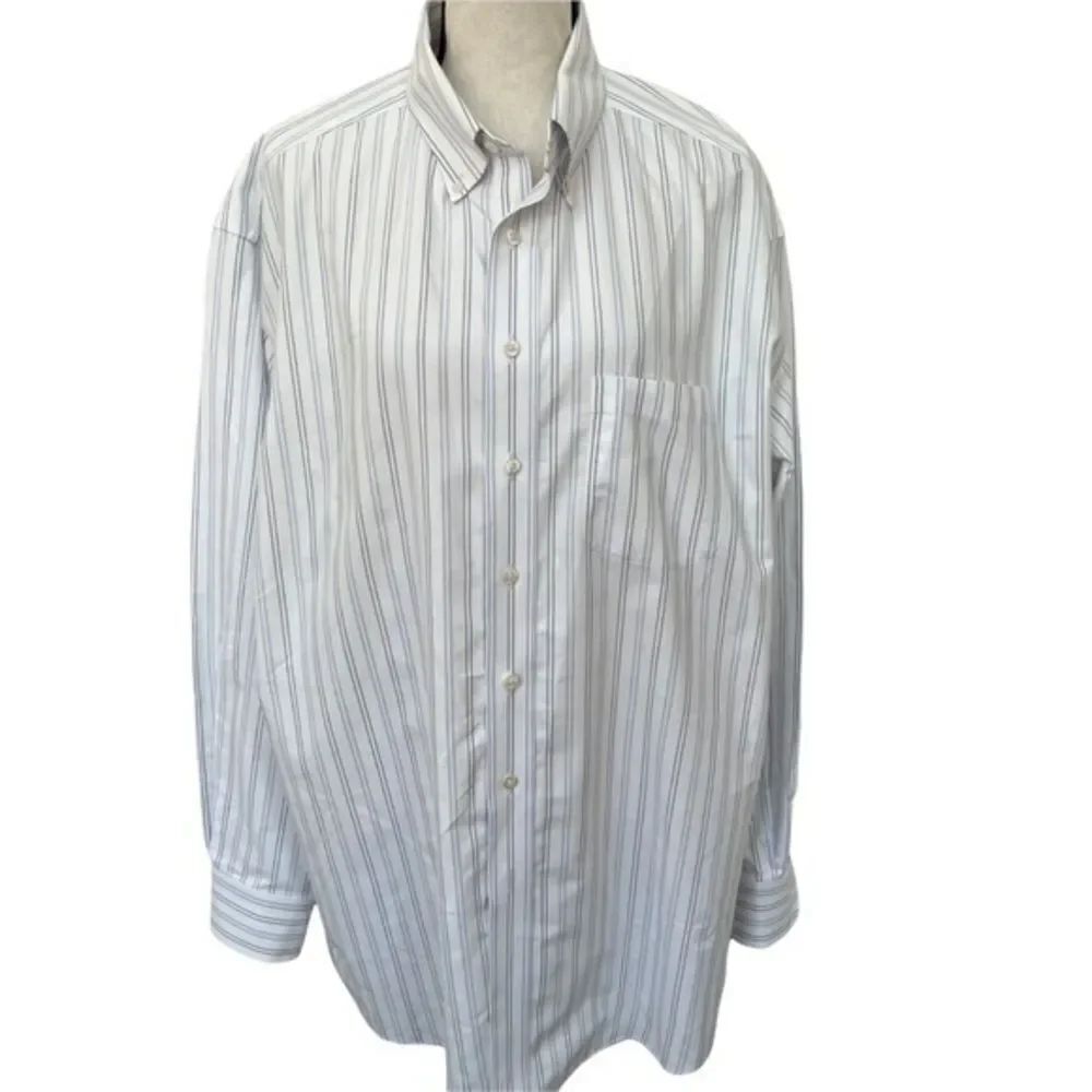 Gold Label Roundtree Yorke mens white /blue striped button down shirt 16.5/35